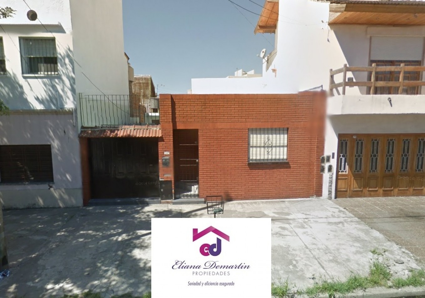 CASA DE CONSTRUCCION MIXTA PARA DOS FAMILIAS. CON PATIO Y ENTRADA PARA AUTO.