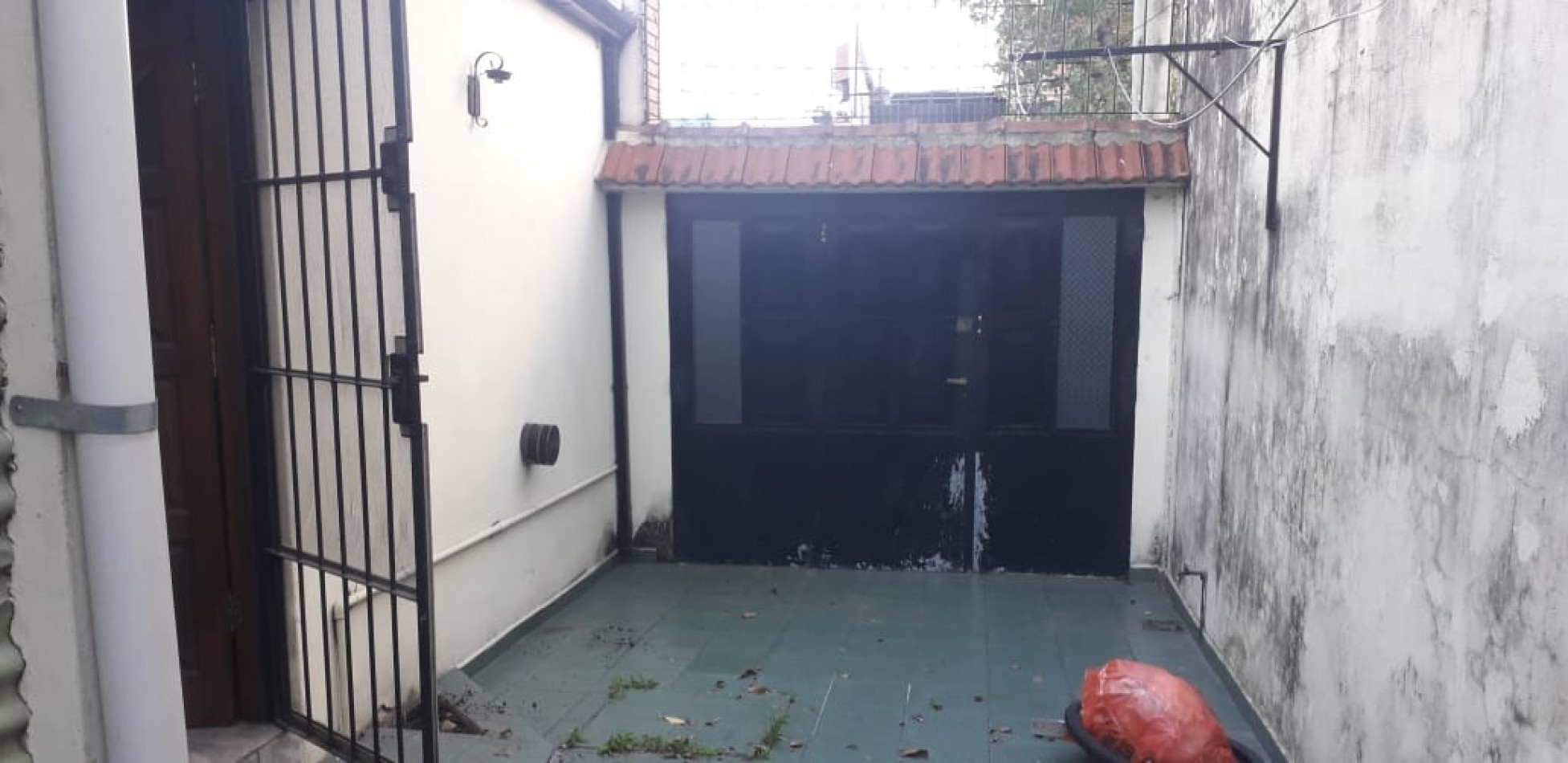 CASA DE CONSTRUCCION MIXTA PARA DOS FAMILIAS. CON PATIO Y ENTRADA PARA AUTO.