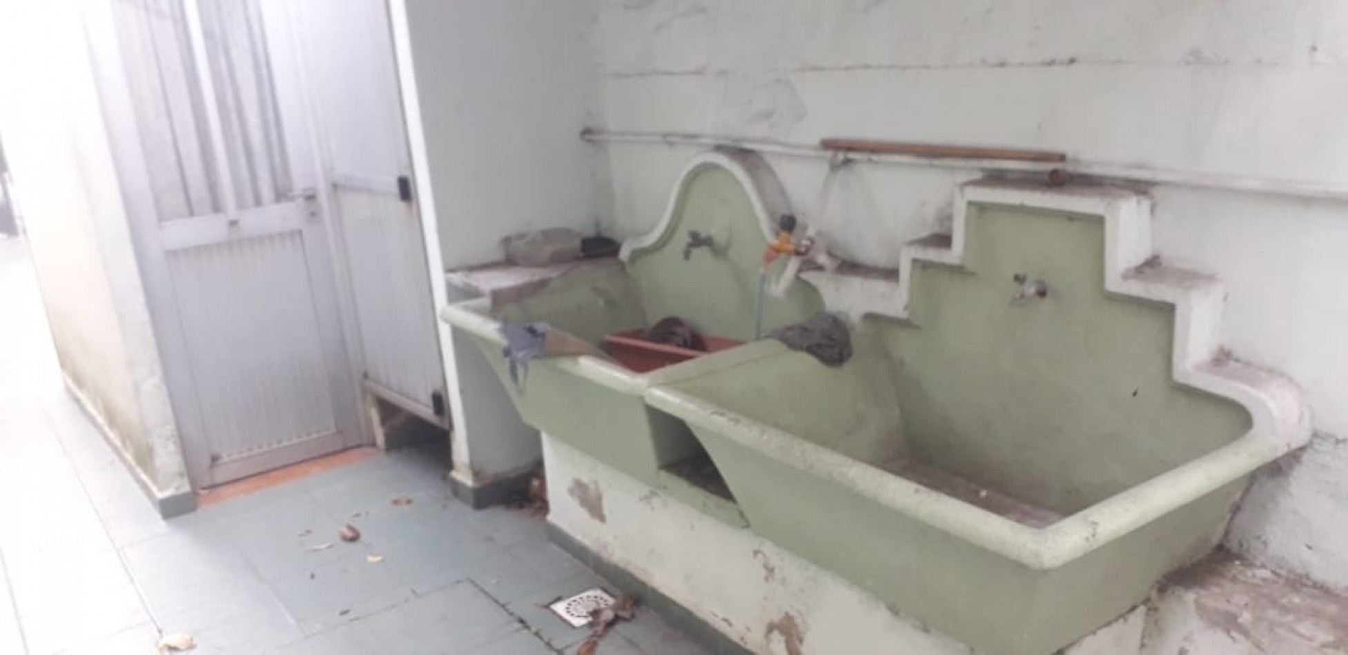 CASA DE CONSTRUCCION MIXTA PARA DOS FAMILIAS. CON PATIO Y ENTRADA PARA AUTO.