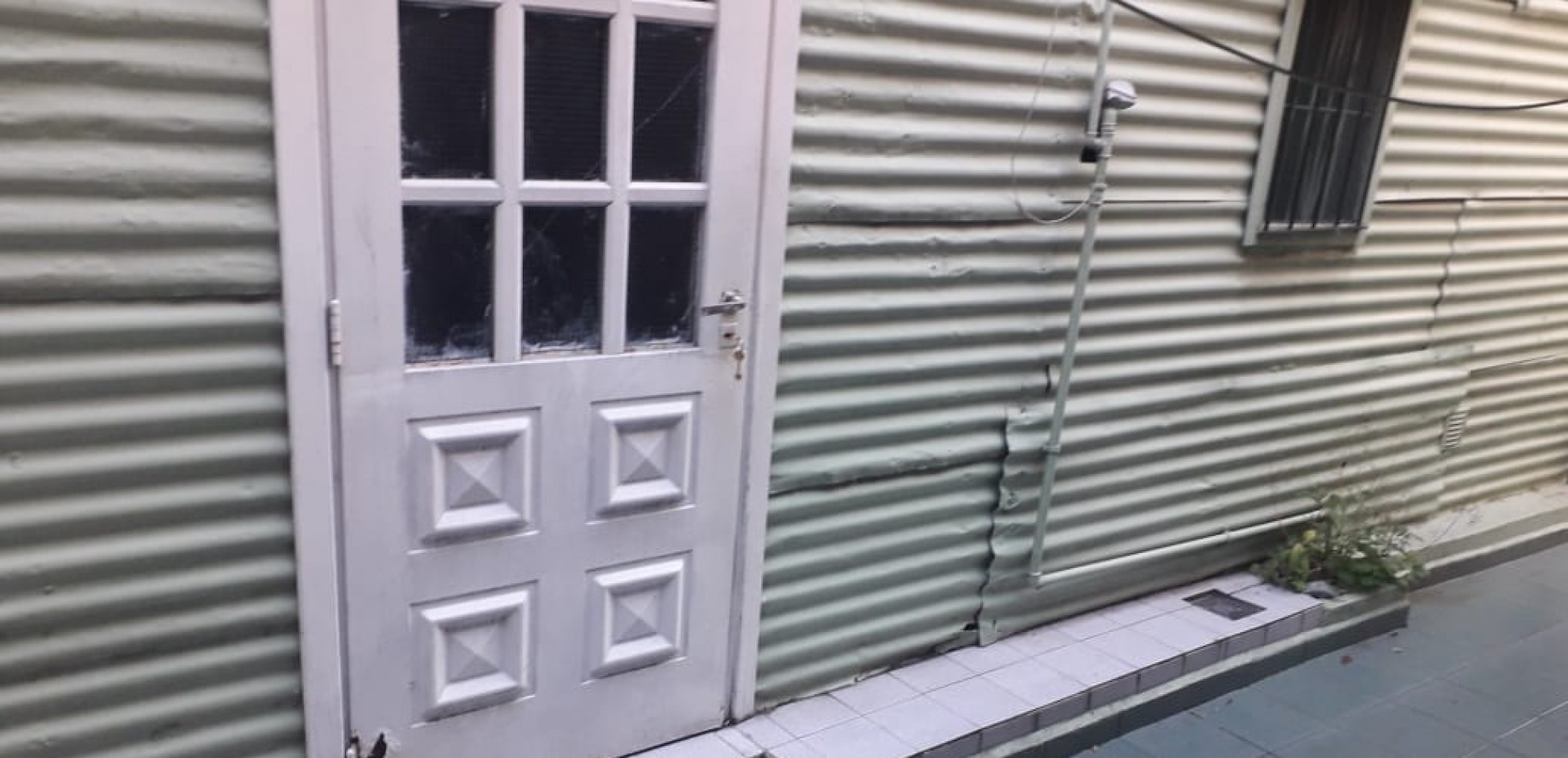 CASA DE CONSTRUCCION MIXTA PARA DOS FAMILIAS. CON PATIO Y ENTRADA PARA AUTO.