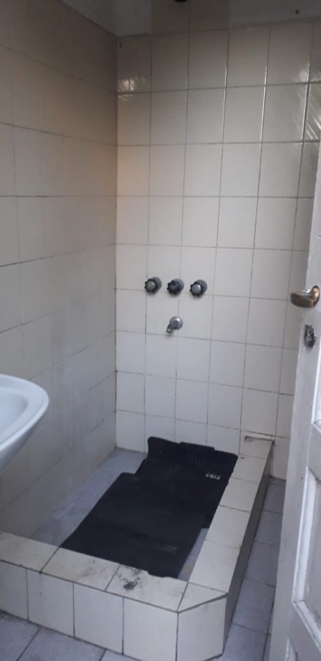 CASA DE CONSTRUCCION MIXTA PARA DOS FAMILIAS. CON PATIO Y ENTRADA PARA AUTO.