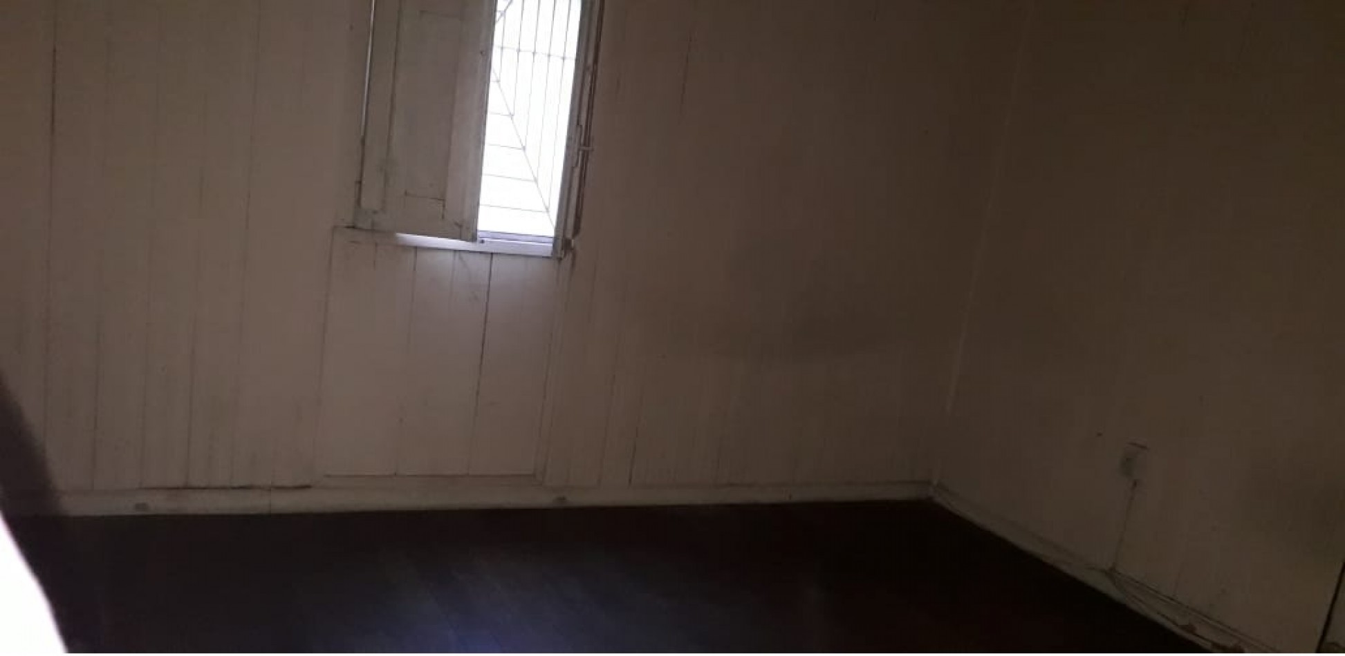 CASA DE CONSTRUCCION MIXTA PARA DOS FAMILIAS. CON PATIO Y ENTRADA PARA AUTO.