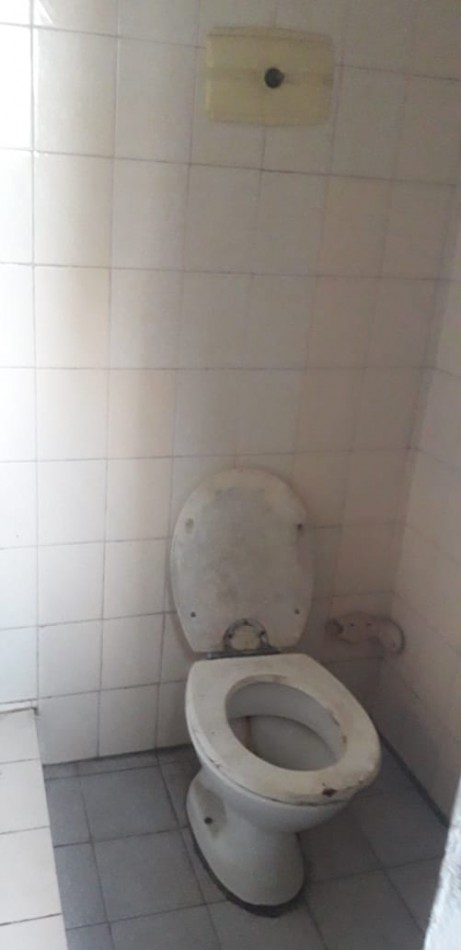 CASA DE CONSTRUCCION MIXTA PARA DOS FAMILIAS. CON PATIO Y ENTRADA PARA AUTO.