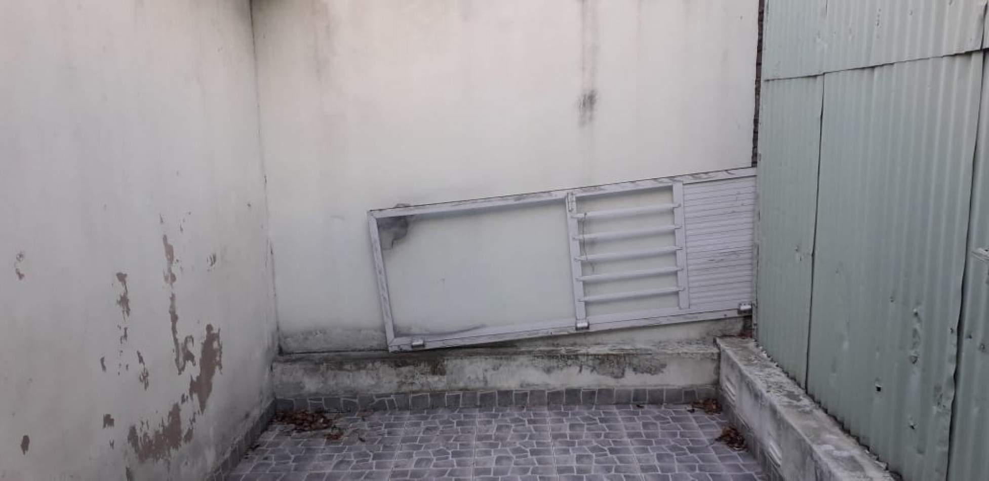 CASA DE CONSTRUCCION MIXTA PARA DOS FAMILIAS. CON PATIO Y ENTRADA PARA AUTO.