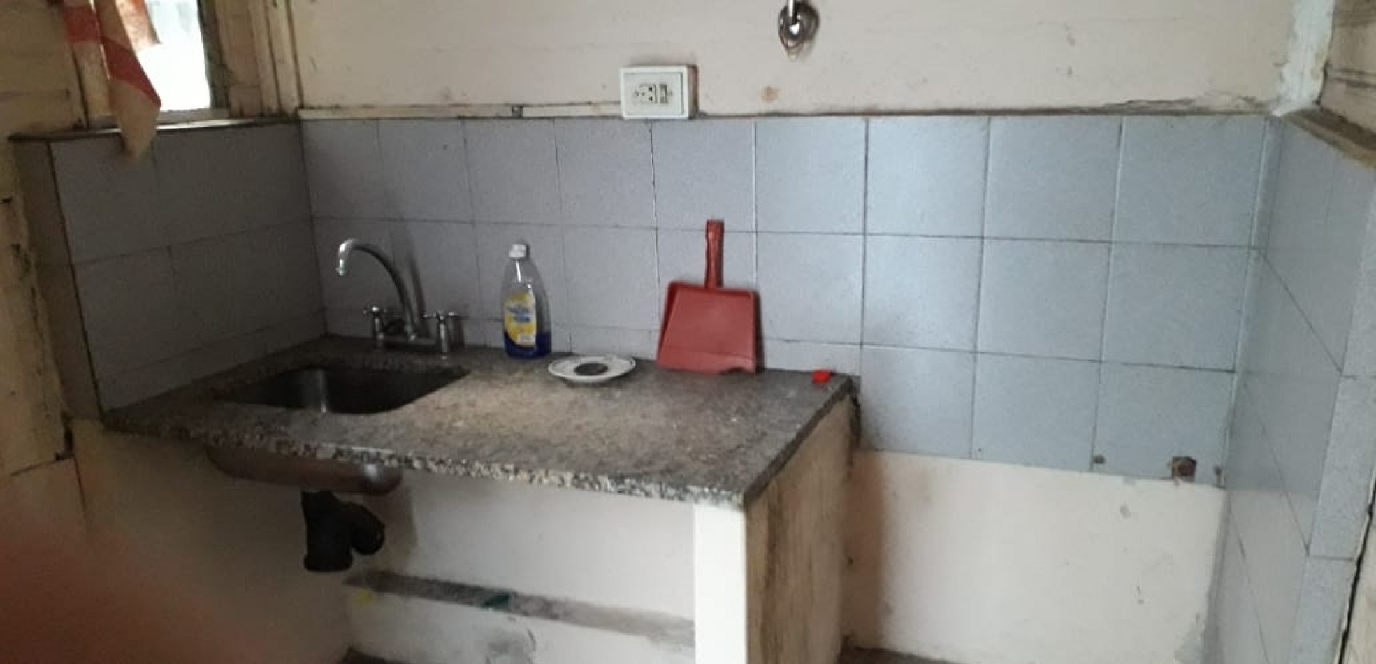 CASA DE CONSTRUCCION MIXTA PARA DOS FAMILIAS. CON PATIO Y ENTRADA PARA AUTO.