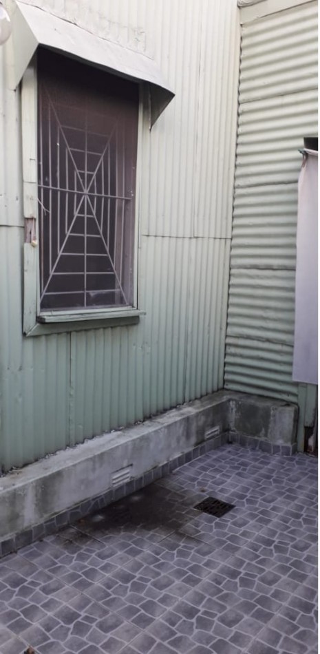 CASA DE CONSTRUCCION MIXTA PARA DOS FAMILIAS. CON PATIO Y ENTRADA PARA AUTO.