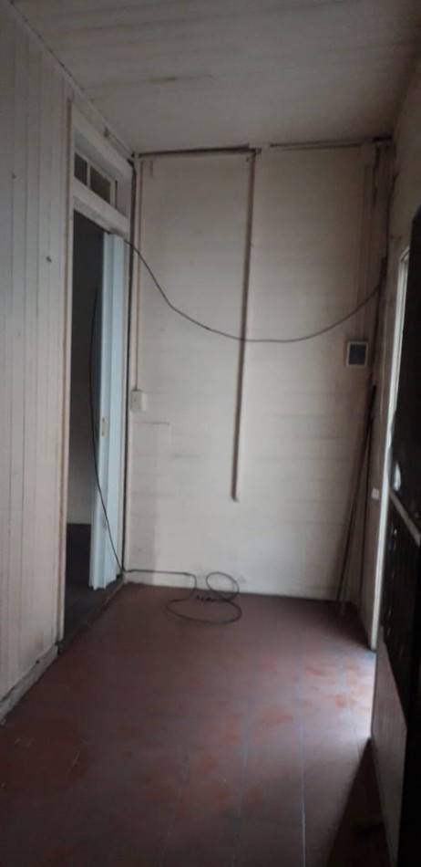 CASA DE CONSTRUCCION MIXTA PARA DOS FAMILIAS. CON PATIO Y ENTRADA PARA AUTO.