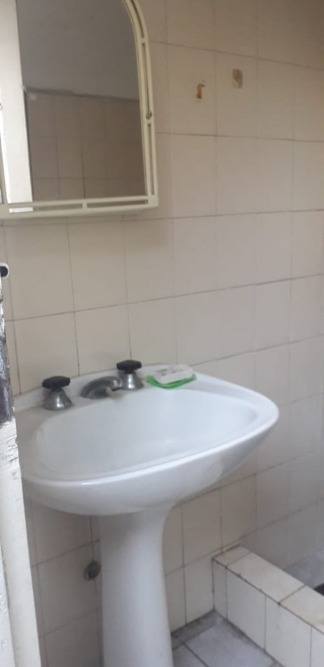 CASA DE CONSTRUCCION MIXTA PARA DOS FAMILIAS. CON PATIO Y ENTRADA PARA AUTO.