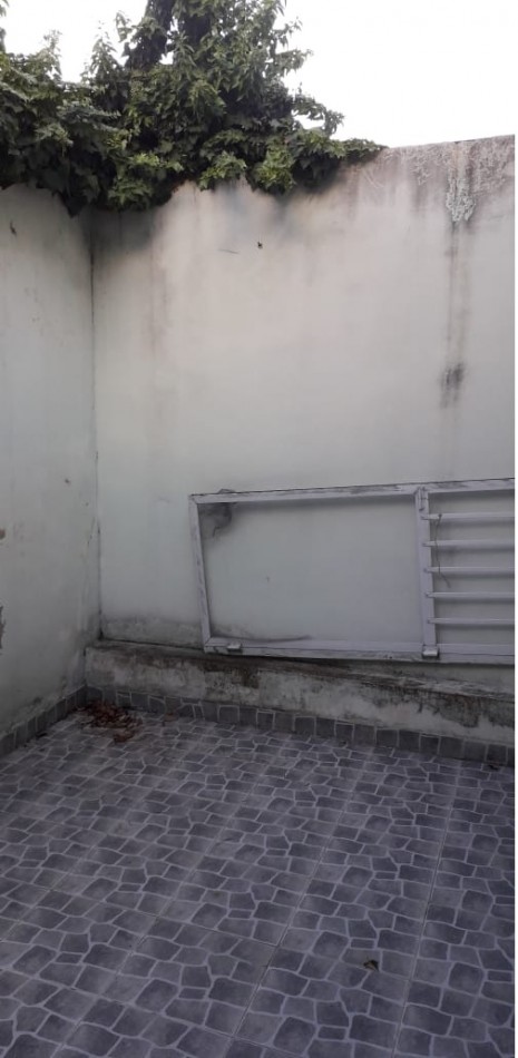 CASA DE CONSTRUCCION MIXTA PARA DOS FAMILIAS. CON PATIO Y ENTRADA PARA AUTO.