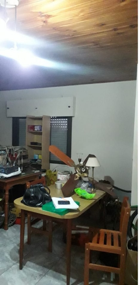 CASA DE CONSTRUCCION MIXTA PARA DOS FAMILIAS. CON PATIO Y ENTRADA PARA AUTO.