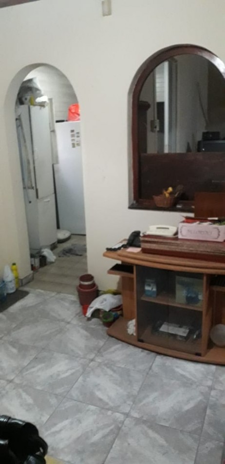 CASA DE CONSTRUCCION MIXTA PARA DOS FAMILIAS. CON PATIO Y ENTRADA PARA AUTO.