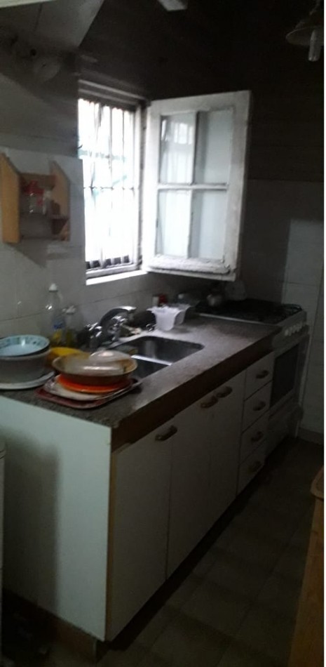 CASA DE CONSTRUCCION MIXTA PARA DOS FAMILIAS. CON PATIO Y ENTRADA PARA AUTO.