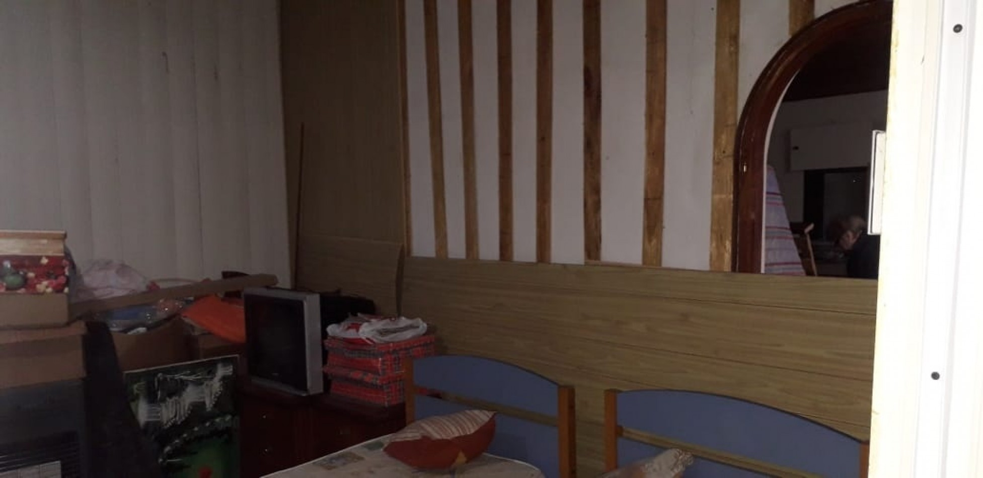 CASA DE CONSTRUCCION MIXTA PARA DOS FAMILIAS. CON PATIO Y ENTRADA PARA AUTO.