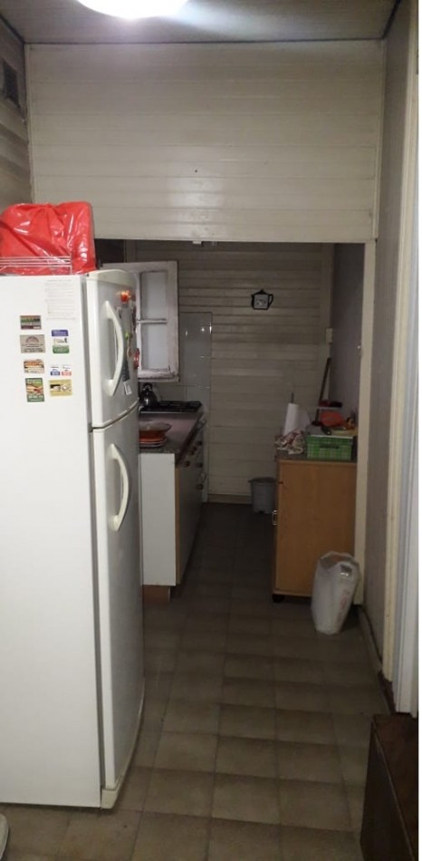 CASA DE CONSTRUCCION MIXTA PARA DOS FAMILIAS. CON PATIO Y ENTRADA PARA AUTO.