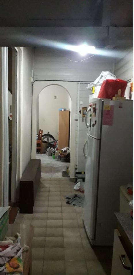 CASA DE CONSTRUCCION MIXTA PARA DOS FAMILIAS. CON PATIO Y ENTRADA PARA AUTO.