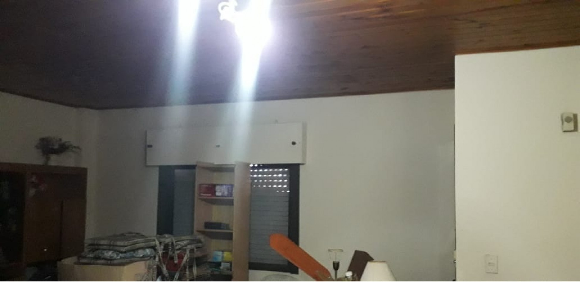 CASA DE CONSTRUCCION MIXTA PARA DOS FAMILIAS. CON PATIO Y ENTRADA PARA AUTO.