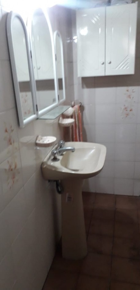 CASA DE CONSTRUCCION MIXTA PARA DOS FAMILIAS. CON PATIO Y ENTRADA PARA AUTO.