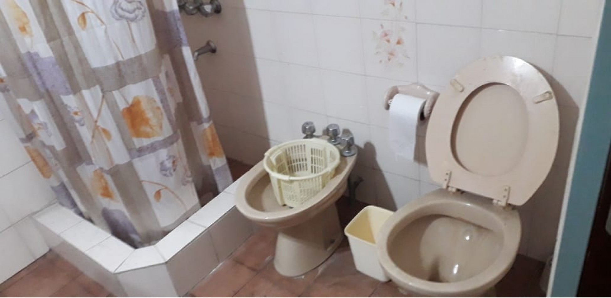 CASA DE CONSTRUCCION MIXTA PARA DOS FAMILIAS. CON PATIO Y ENTRADA PARA AUTO.