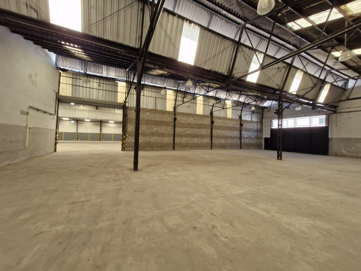 AVELLANEDA. ALQUILER DE NAVE INDUSTRIAL. REACONDICIONADA A NUEVO, CON OFICINAS, KITCHENETTES, BAÑOS Y VESTUARIOS. 2000 MTS2 APROX.