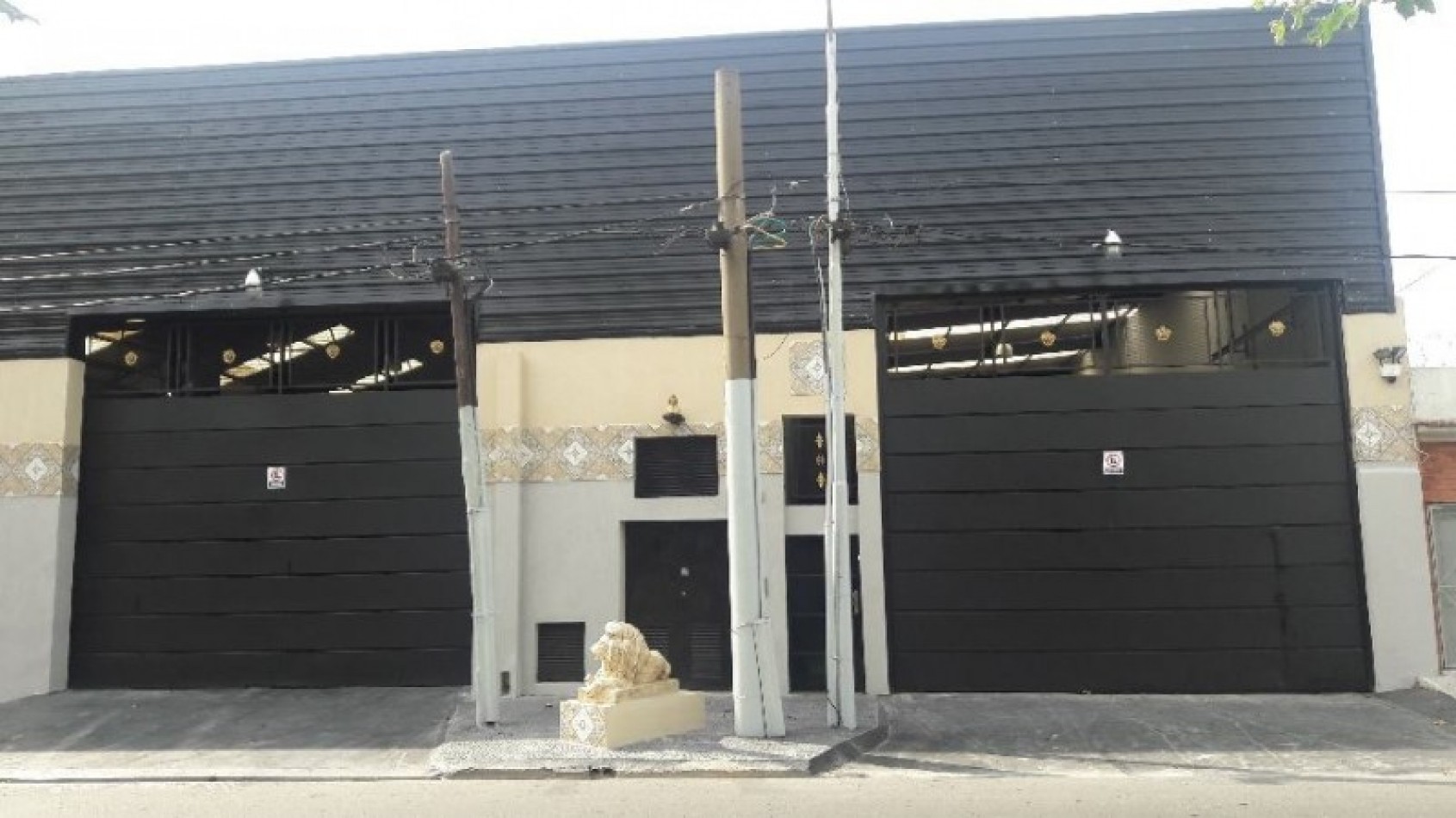 AVELLANEDA. ALQUILER DE NAVE INDUSTRIAL. REACONDICIONADA A NUEVO, CON OFICINAS, KITCHENETTES, BAÑOS Y VESTUARIOS. 2000 MTS2 APROX.