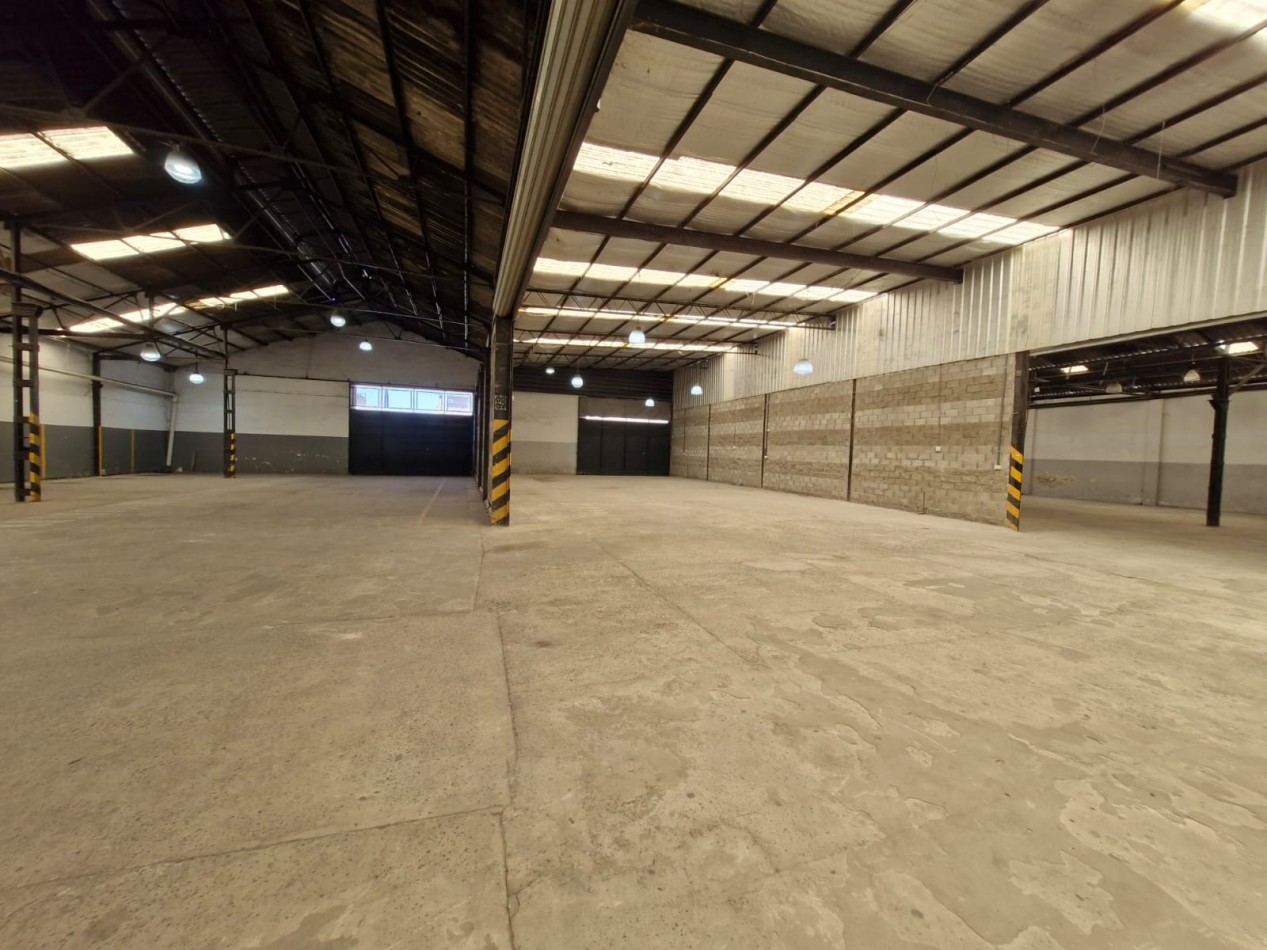 AVELLANEDA. ALQUILER DE NAVE INDUSTRIAL. REACONDICIONADA A NUEVO, CON OFICINAS, KITCHENETTES, BAÑOS Y VESTUARIOS. 2000 MTS2 APROX.