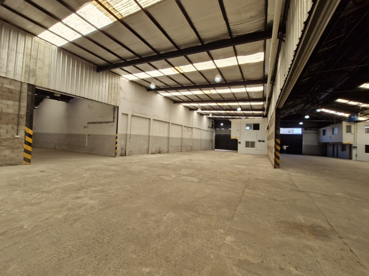 AVELLANEDA. ALQUILER DE NAVE INDUSTRIAL. REACONDICIONADA A NUEVO, CON OFICINAS, KITCHENETTES, BAÑOS Y VESTUARIOS. 2000 MTS2 APROX.