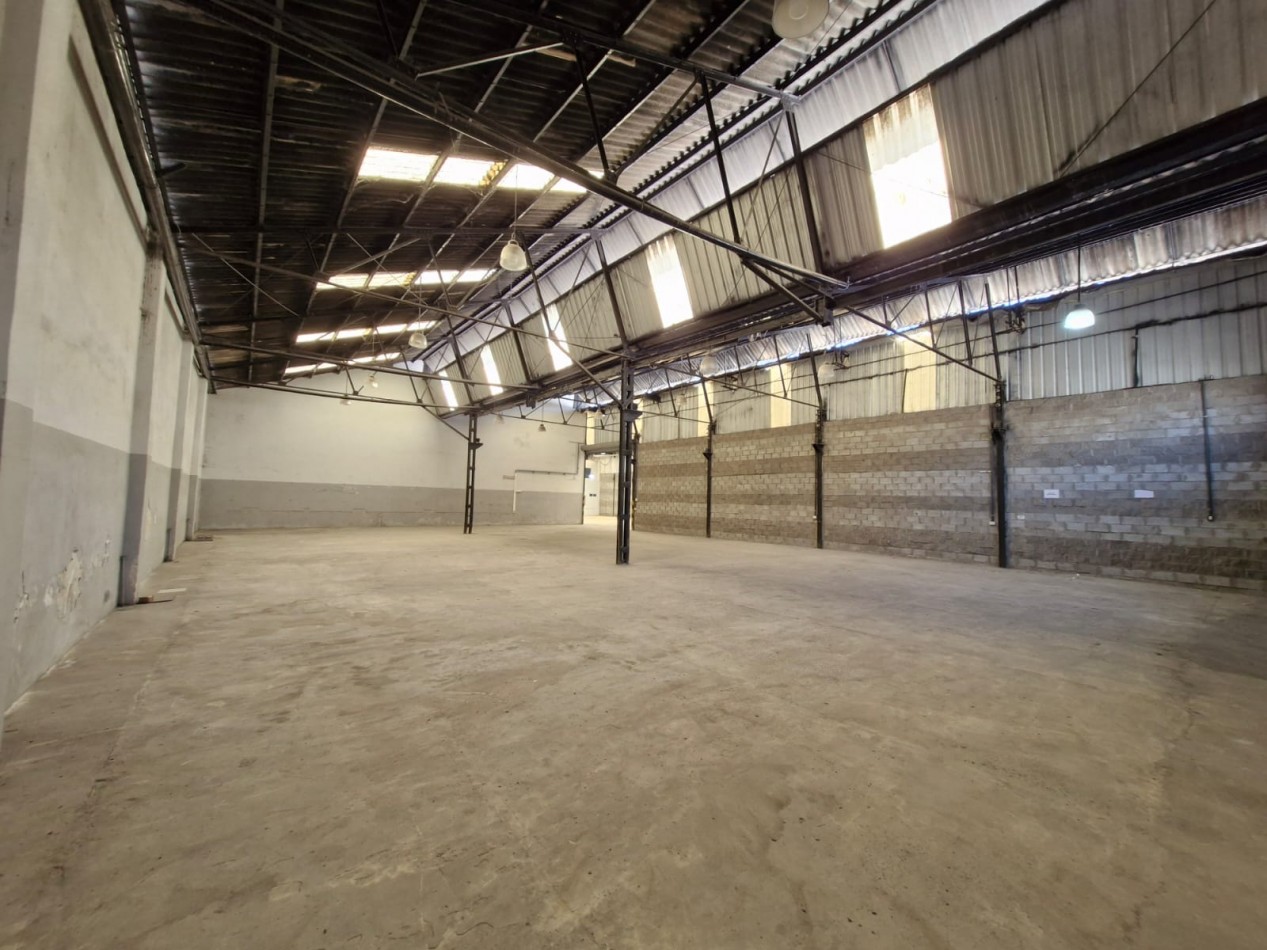 AVELLANEDA. ALQUILER DE NAVE INDUSTRIAL. REACONDICIONADA A NUEVO, CON OFICINAS, KITCHENETTES, BAÑOS Y VESTUARIOS. 2000 MTS2 APROX.