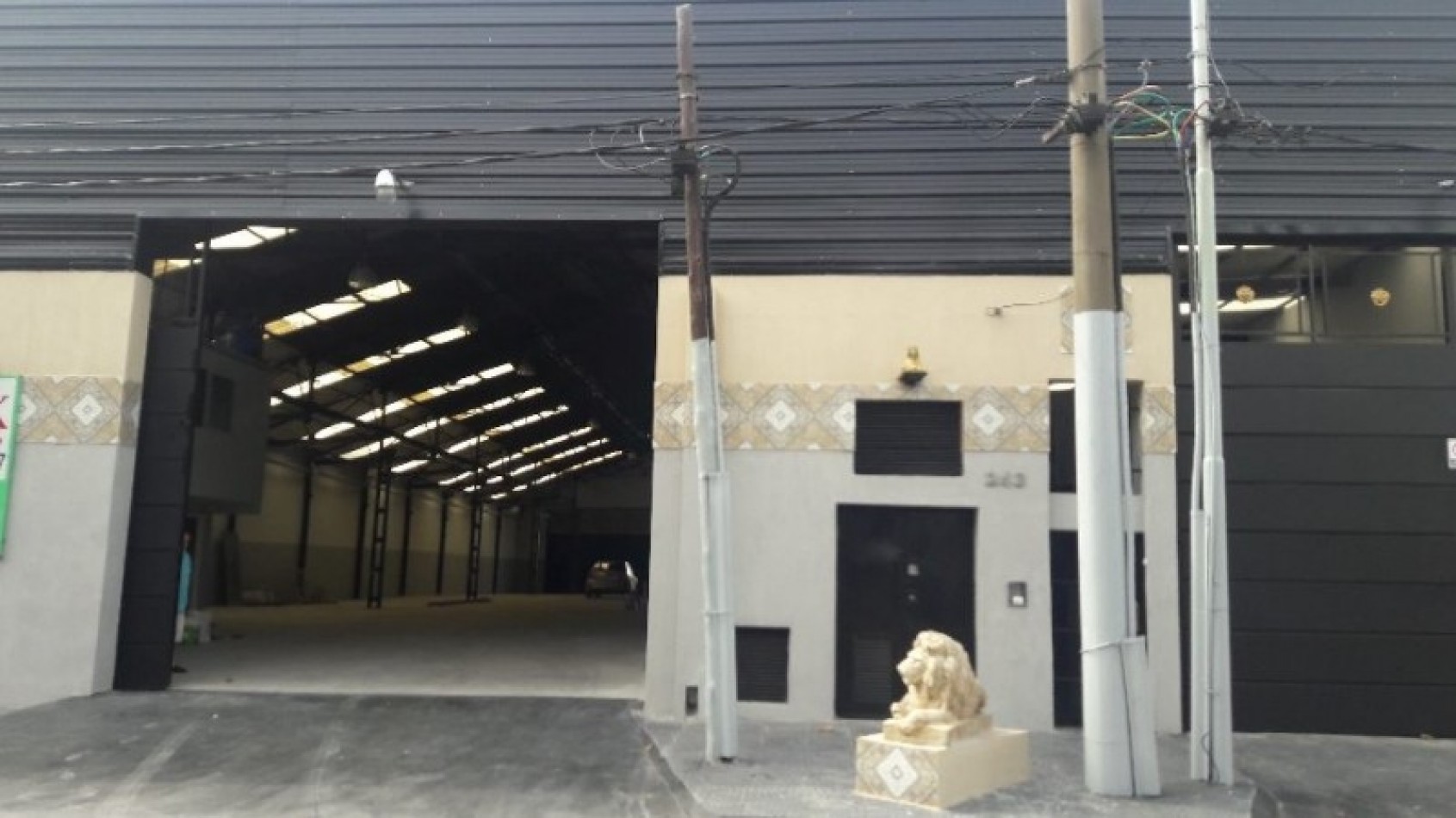 AVELLANEDA. ALQUILER DE NAVE INDUSTRIAL. REACONDICIONADA A NUEVO, CON OFICINAS, KITCHENETTES, BAÑOS Y VESTUARIOS. 2000 MTS2 APROX.