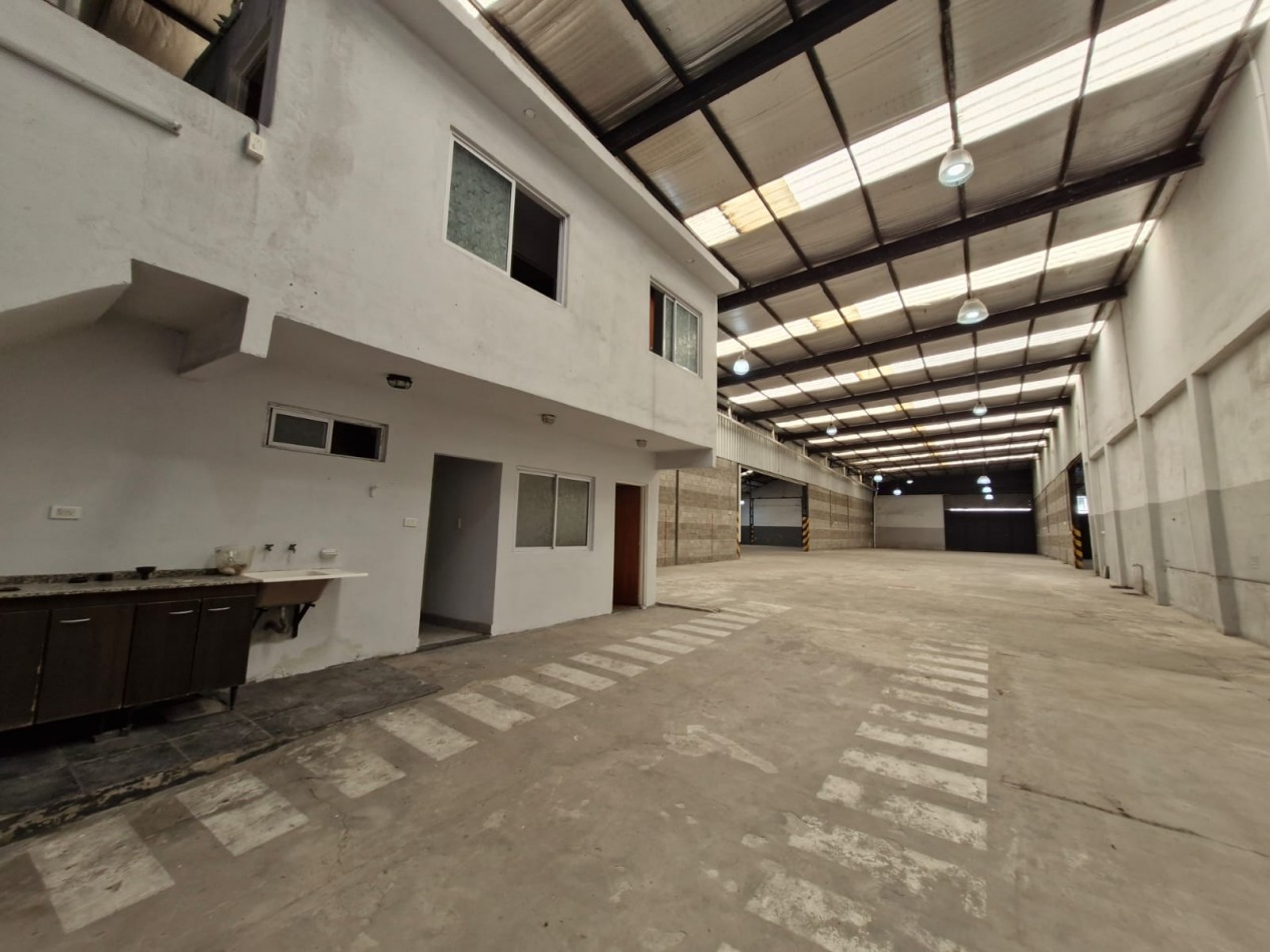 AVELLANEDA. ALQUILER DE NAVE INDUSTRIAL. REACONDICIONADA A NUEVO, CON OFICINAS, KITCHENETTES, BAÑOS Y VESTUARIOS. 2000 MTS2 APROX.