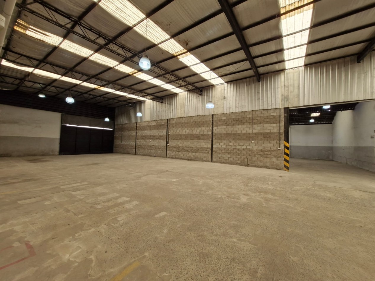 AVELLANEDA. ALQUILER DE NAVE INDUSTRIAL. REACONDICIONADA A NUEVO, CON OFICINAS, KITCHENETTES, BAÑOS Y VESTUARIOS. 2000 MTS2 APROX.