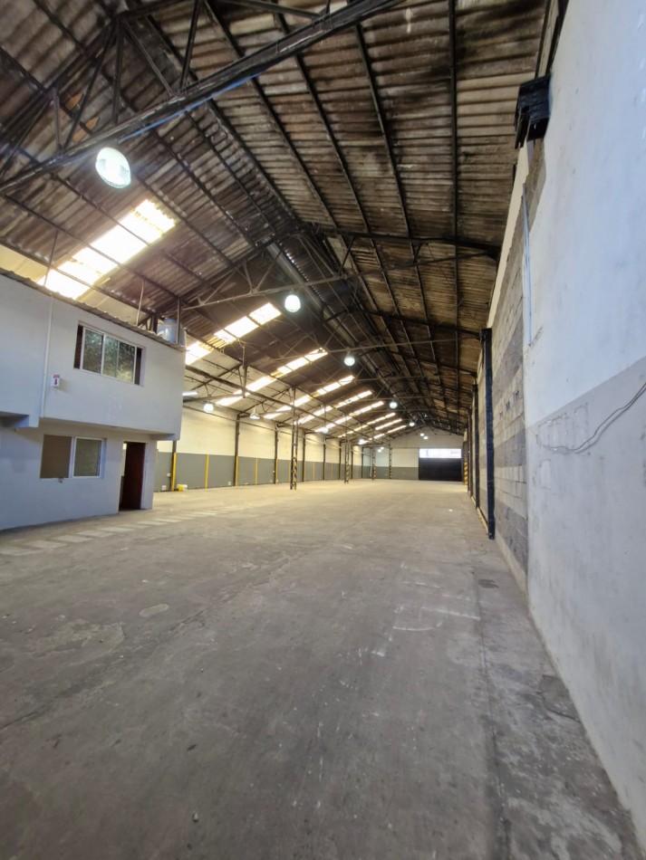 AVELLANEDA. ALQUILER DE NAVE INDUSTRIAL. REACONDICIONADA A NUEVO, CON OFICINAS, KITCHENETTES, BAÑOS Y VESTUARIOS. 2000 MTS2 APROX.