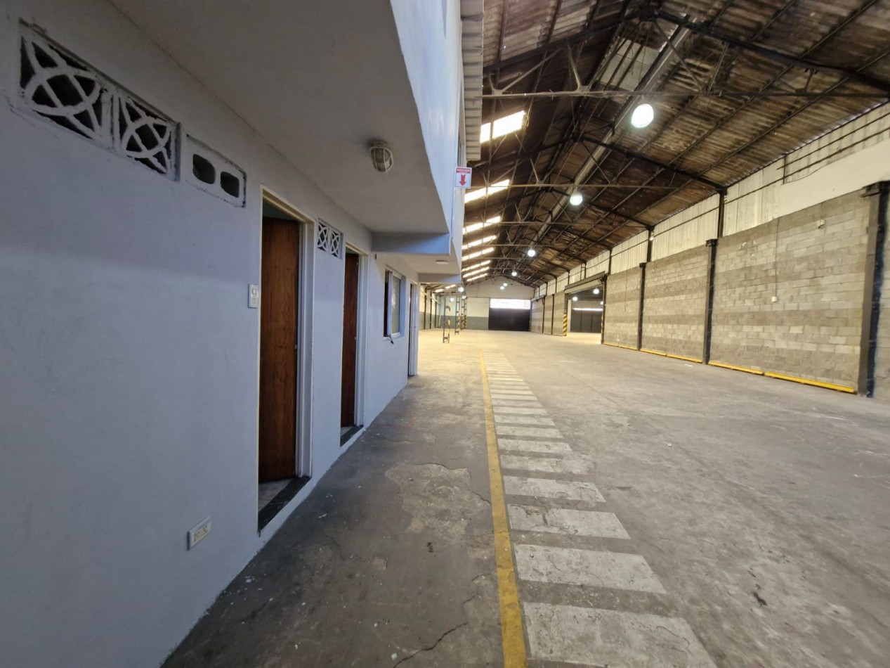 AVELLANEDA. ALQUILER DE NAVE INDUSTRIAL. REACONDICIONADA A NUEVO, CON OFICINAS, KITCHENETTES, BAÑOS Y VESTUARIOS. 2000 MTS2 APROX.