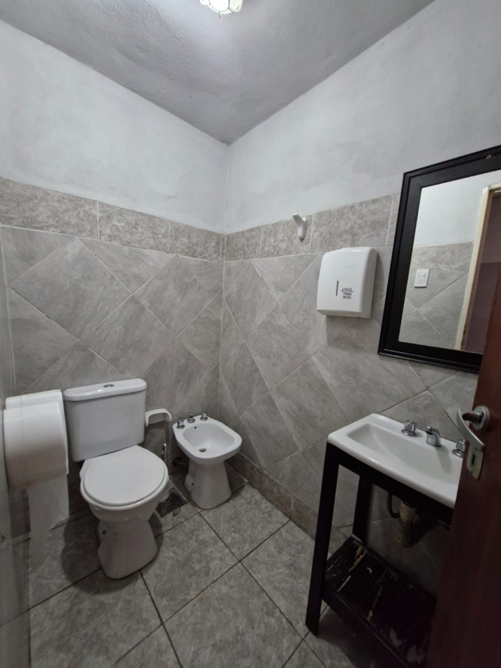 AVELLANEDA. ALQUILER DE NAVE INDUSTRIAL. REACONDICIONADA A NUEVO, CON OFICINAS, KITCHENETTES, BAÑOS Y VESTUARIOS. 2000 MTS2 APROX.