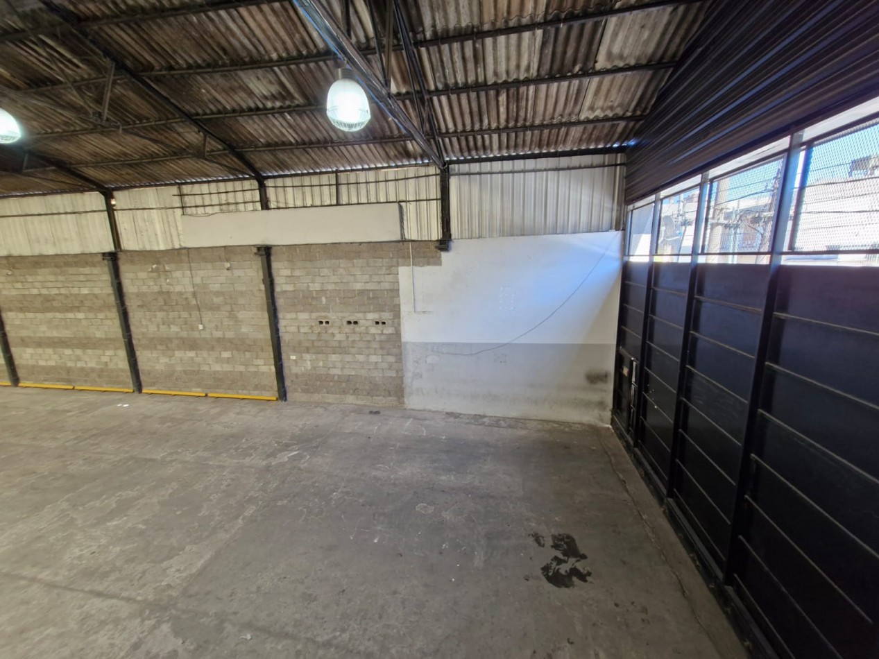AVELLANEDA. ALQUILER DE NAVE INDUSTRIAL. REACONDICIONADA A NUEVO, CON OFICINAS, KITCHENETTES, BAÑOS Y VESTUARIOS. 2000 MTS2 APROX.