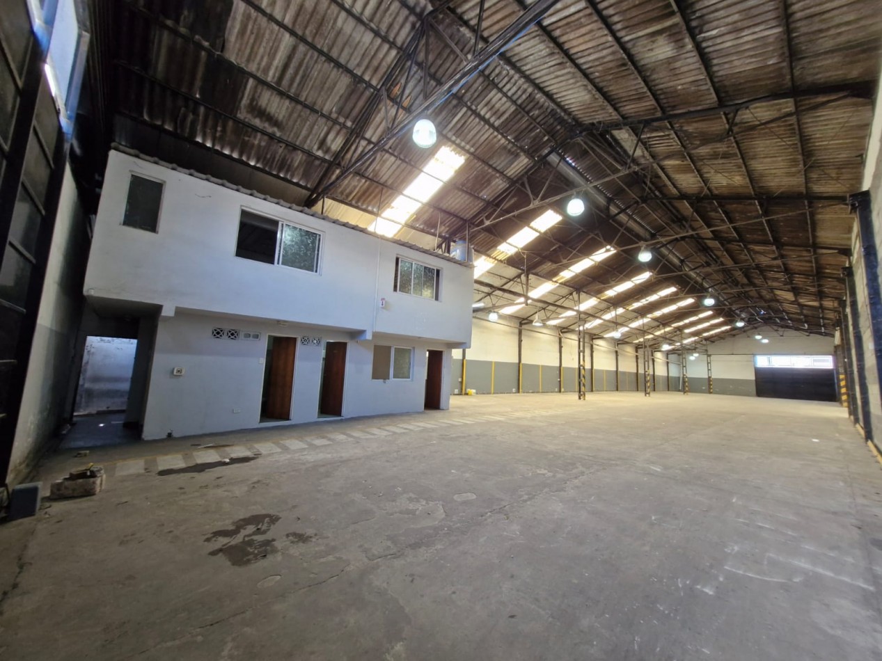 AVELLANEDA. ALQUILER DE GALPON DE 708 M2 CUBIERTOS EN PLANTA BAJA, MAS OFICINAS, KITCHENETTES, BAÑOS Y VESTUARIOS. CON SALIDA A DOS CALLES