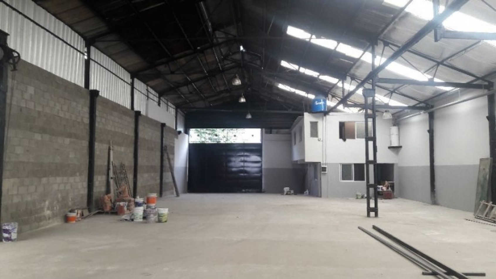 AVELLANEDA. ALQUILER DE GALPON DE 708 M2 CUBIERTOS EN PLANTA BAJA, MAS OFICINAS, KITCHENETTES, BAÑOS Y VESTUARIOS. CON SALIDA A DOS CALLES