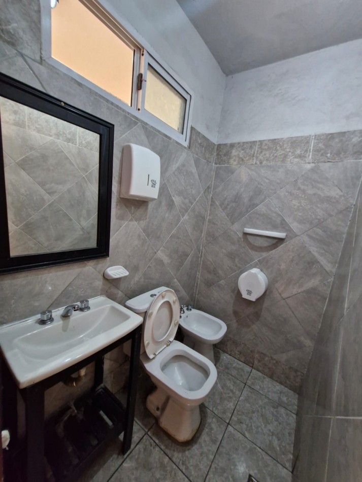 AVELLANEDA. ALQUILER DE GALPON DE 708 M2 CUBIERTOS EN PLANTA BAJA, MAS OFICINAS, KITCHENETTES, BAÑOS Y VESTUARIOS. CON SALIDA A DOS CALLES