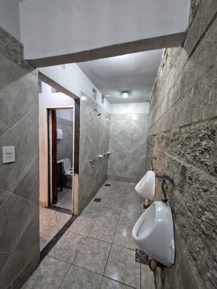 AVELLANEDA. ALQUILER DE GALPON DE 708 M2 CUBIERTOS EN PLANTA BAJA, MAS OFICINAS, KITCHENETTES, BAÑOS Y VESTUARIOS. CON SALIDA A DOS CALLES