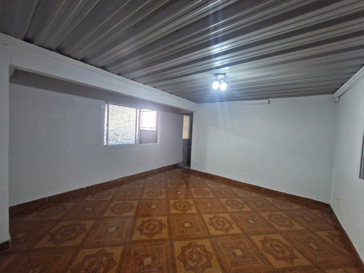 AVELLANEDA. ALQUILER DE GALPON DE 708 M2 CUBIERTOS EN PLANTA BAJA, MAS OFICINAS, KITCHENETTES, BAÑOS Y VESTUARIOS. CON SALIDA A DOS CALLES