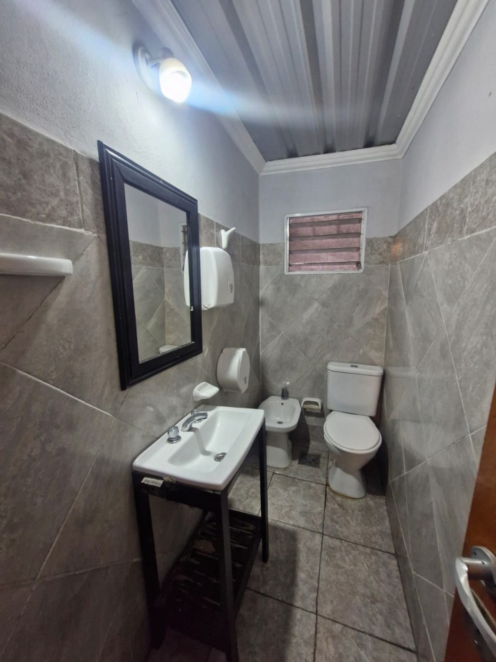 AVELLANEDA. ALQUILER DE GALPON DE 708 M2 CUBIERTOS EN PLANTA BAJA, MAS OFICINAS, KITCHENETTES, BAÑOS Y VESTUARIOS. CON SALIDA A DOS CALLES