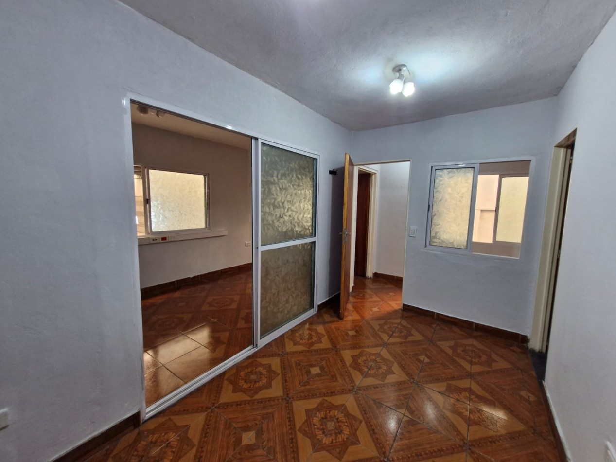 AVELLANEDA. ALQUILER DE GALPON DE 708 M2 CUBIERTOS EN PLANTA BAJA, MAS OFICINAS, KITCHENETTES, BAÑOS Y VESTUARIOS. CON SALIDA A DOS CALLES