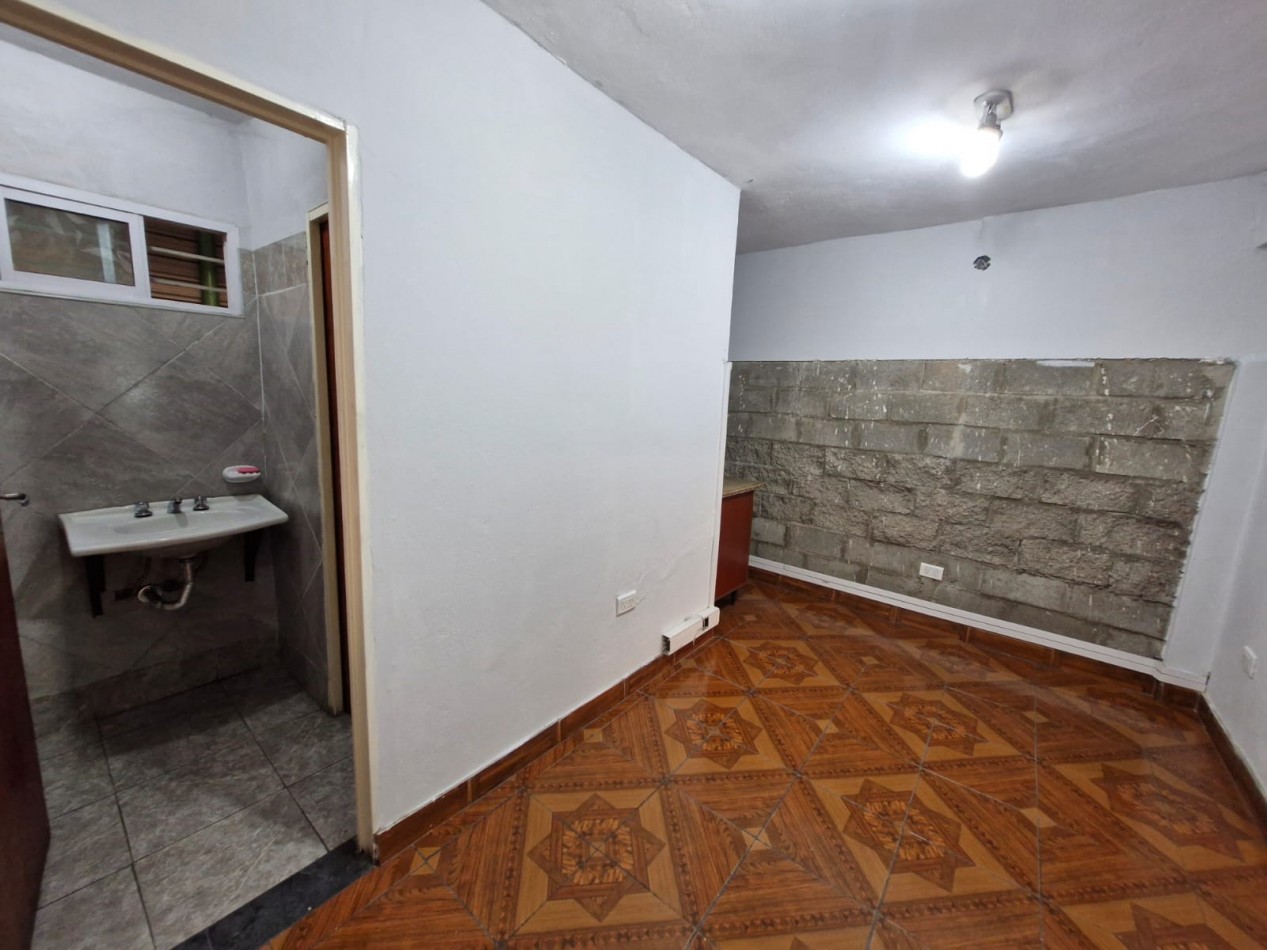 AVELLANEDA. ALQUILER DE NAVE INDUSTRIAL DE 1180 M2 CUBIERTOS EN PLANTA BAJA. CON SALIDA A DOS CALLES, OFICINAS, KITCHENETTES, BAÑOS Y VESTUARIOS.