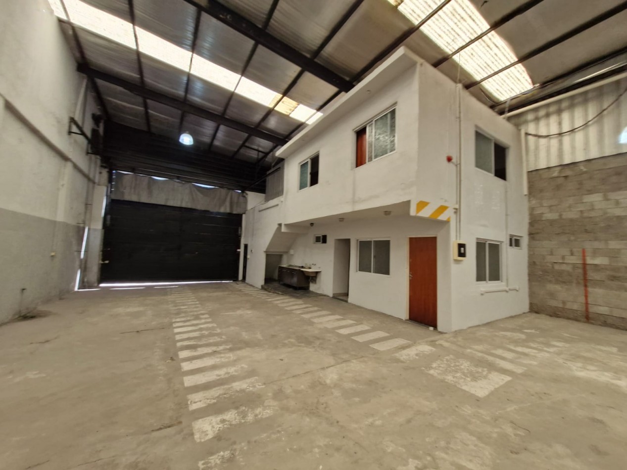 AVELLANEDA. ALQUILER DE NAVE INDUSTRIAL DE 1180 M2 CUBIERTOS EN PLANTA BAJA. CON SALIDA A DOS CALLES, OFICINAS, KITCHENETTES, BAÑOS Y VESTUARIOS.