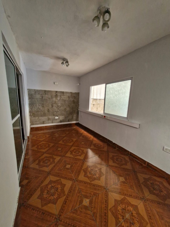 AVELLANEDA. ALQUILER DE NAVE INDUSTRIAL DE 1180 M2 CUBIERTOS EN PLANTA BAJA. CON SALIDA A DOS CALLES, OFICINAS, KITCHENETTES, BAÑOS Y VESTUARIOS.