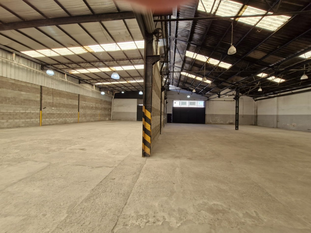 AVELLANEDA. ALQUILER DE NAVE INDUSTRIAL DE 1180 M2 CUBIERTOS EN PLANTA BAJA. CON SALIDA A DOS CALLES, OFICINAS, KITCHENETTES, BAÑOS Y VESTUARIOS.