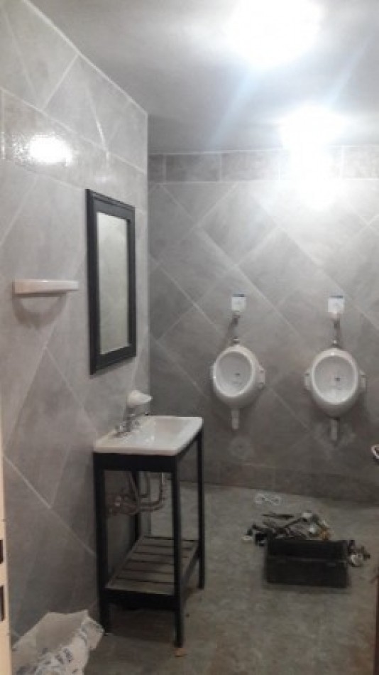 AVELLANEDA. ALQUILER DE NAVE INDUSTRIAL DE 1180 M2 CUBIERTOS EN PLANTA BAJA. CON SALIDA A DOS CALLES, OFICINAS, KITCHENETTES, BAÑOS Y VESTUARIOS.