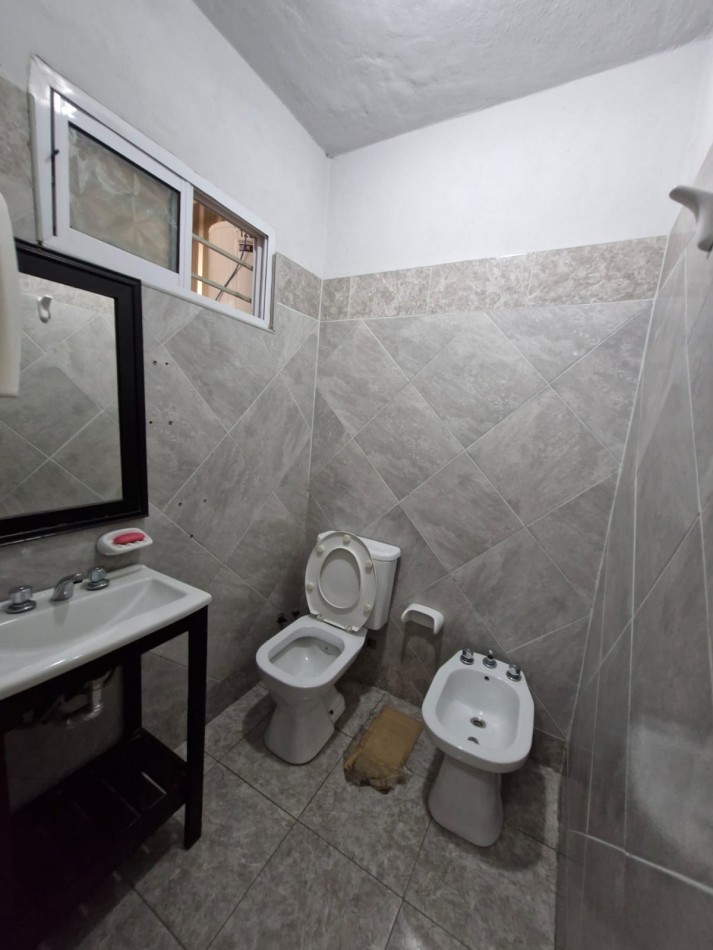 AVELLANEDA. ALQUILER DE NAVE INDUSTRIAL DE 1180 M2 CUBIERTOS EN PLANTA BAJA. CON SALIDA A DOS CALLES, OFICINAS, KITCHENETTES, BAÑOS Y VESTUARIOS.