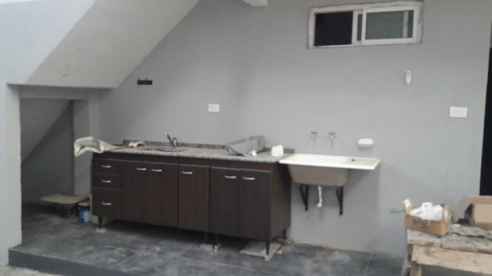 AVELLANEDA. ALQUILER DE NAVE INDUSTRIAL DE 1180 M2 CUBIERTOS EN PLANTA BAJA. CON SALIDA A DOS CALLES, OFICINAS, KITCHENETTES, BAÑOS Y VESTUARIOS.