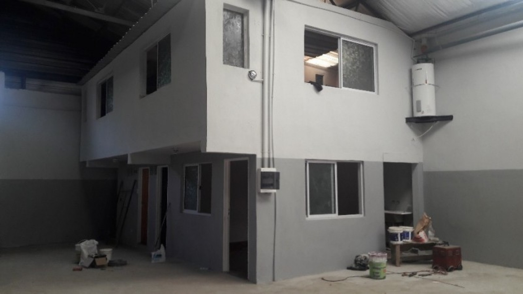 AVELLANEDA. ALQUILER DE NAVE INDUSTRIAL DE 1180 M2 CUBIERTOS EN PLANTA BAJA. CON SALIDA A DOS CALLES, OFICINAS, KITCHENETTES, BAÑOS Y VESTUARIOS.