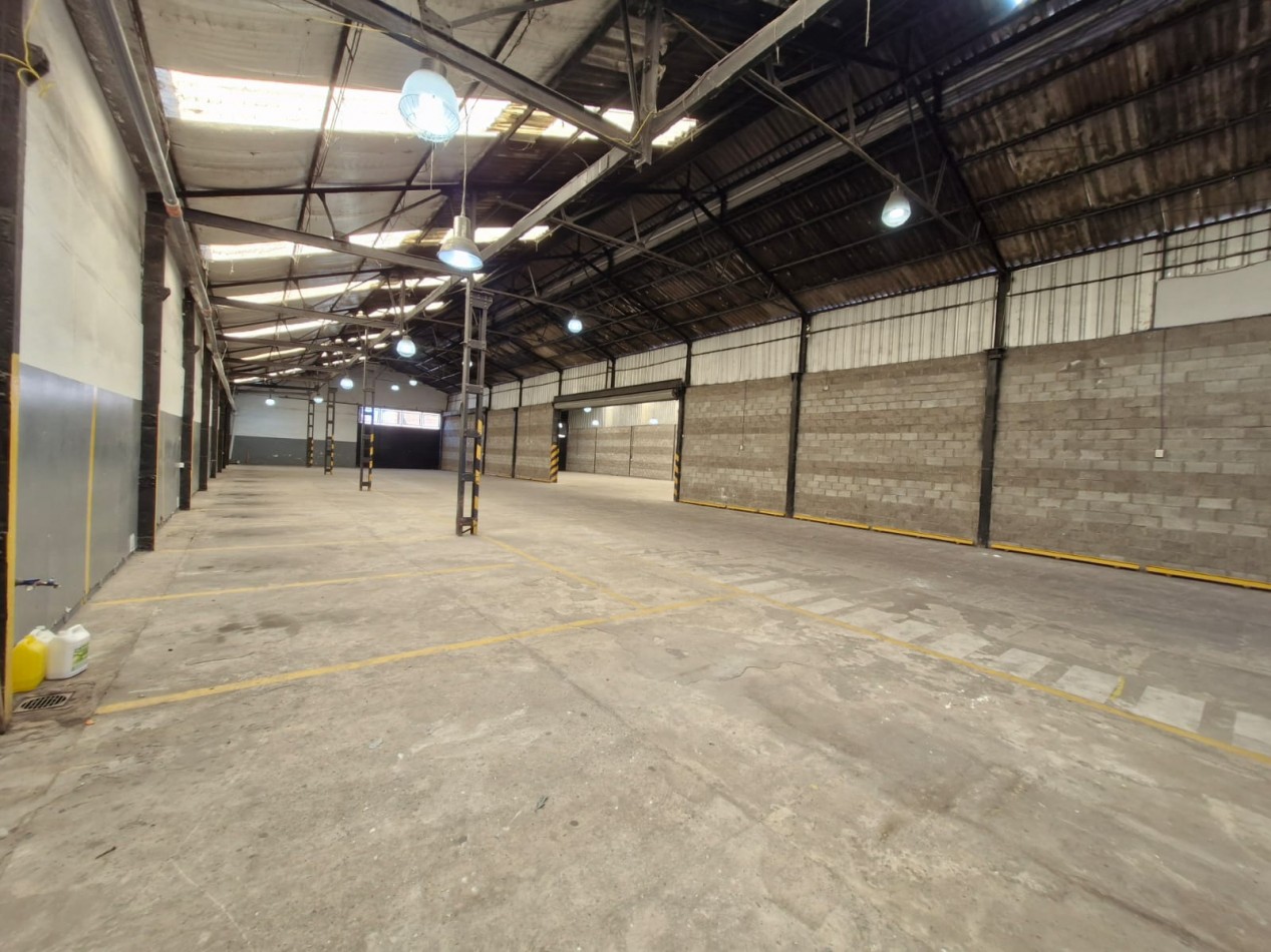 AVELLANEDA. ALQUILER DE NAVE INDUSTRIAL DE 1180 M2 CUBIERTOS EN PLANTA BAJA. CON SALIDA A DOS CALLES, OFICINAS, KITCHENETTES, BAÑOS Y VESTUARIOS.